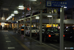 駅前にて