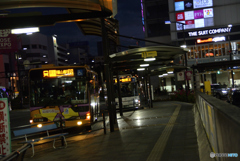 駅前のバス停にて