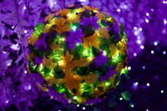 光る花飾り