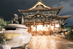 善光寺の夜　測光がうまく決まらなかったみたいで明るい