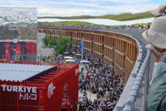 大屋根リングの上と下。人で混んでた。