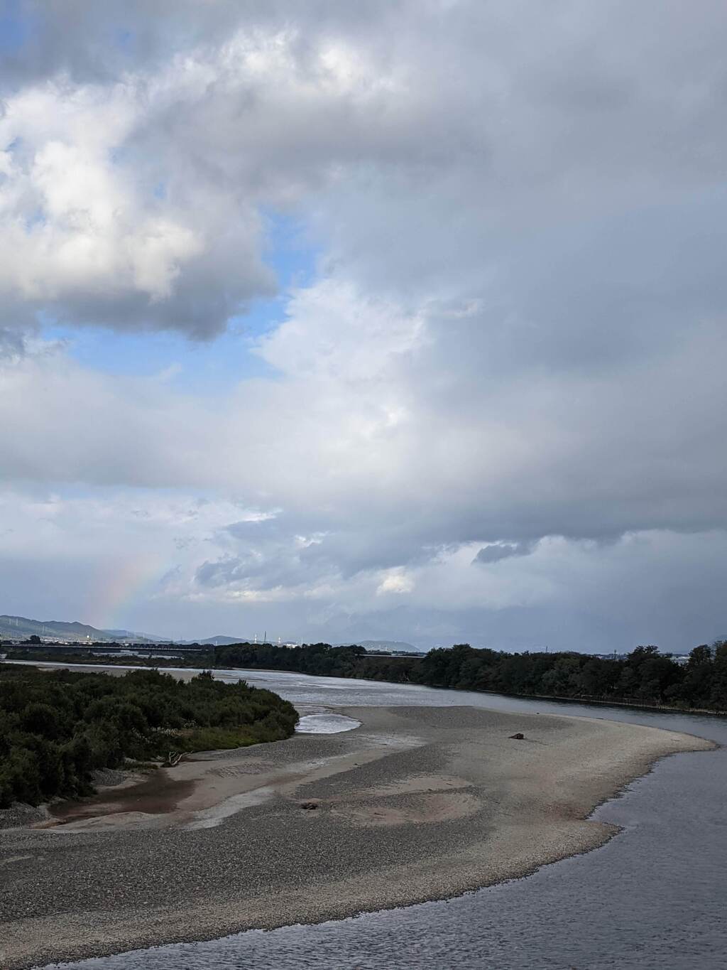 千曲川にかかる橋からうっすらと虹が見えた。　2021/10