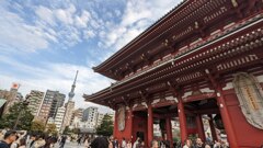 浅草寺境内から見たスカイツリー