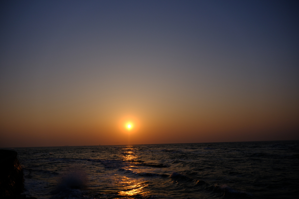 御前崎から朝日を拝む。