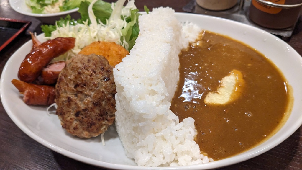 ココイチ長野限定メニューなのかな？ダムカレー。見た目だけでも面白い。