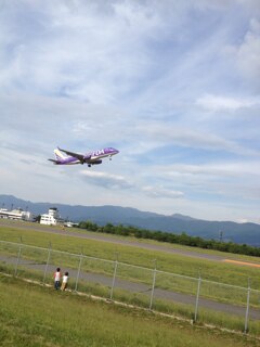 松本空港で飛行機離陸を眺めるを眺める　2015年