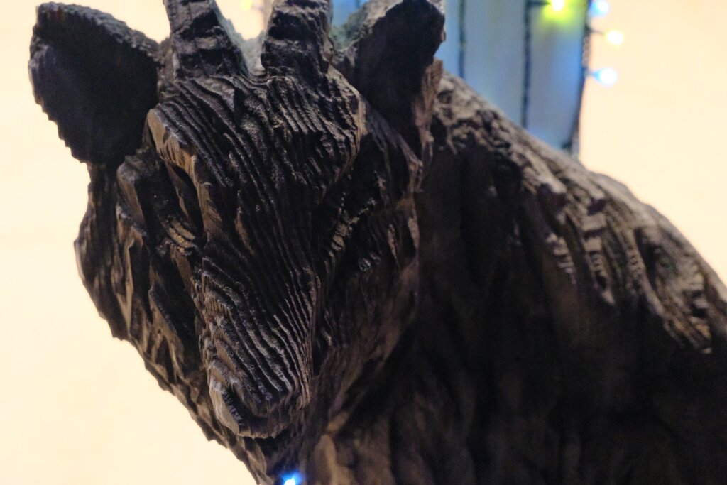 施設入り口に彫り出しされたカモシカ。