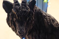 施設入り口に彫り出しされたカモシカ。