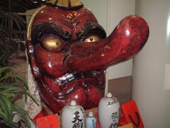 日帰り温泉施設の牟礼天狗の館にいた天狗　2002/1