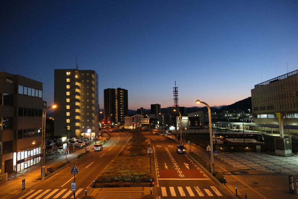 長野駅東口のブルーアワー