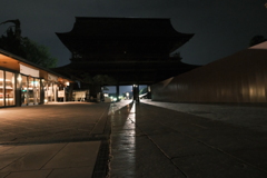 夜の善光寺山門裏側？