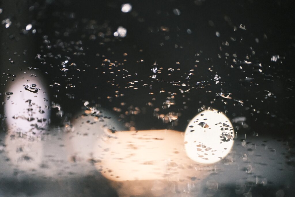 フロントガラス越しの雪舞う夜街