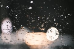 フロントガラス越しの雪舞う夜街