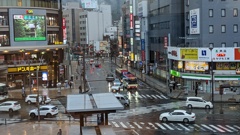 雨の長野駅前