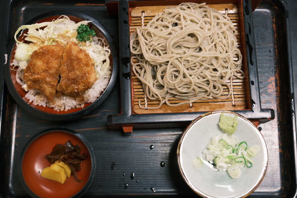 遅めのお昼はお蕎麦とミニヒレカツ丼。暑いとお蕎麦が食べたくなる時がある。