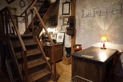 カフェの中。階段は立ち入り禁止です。