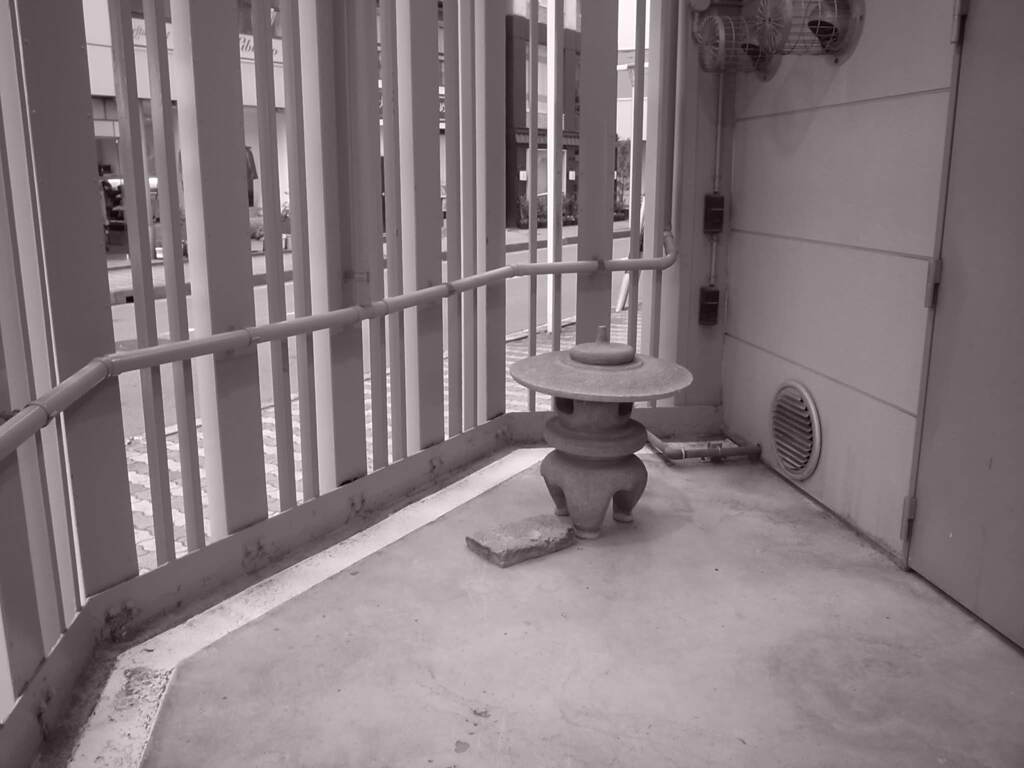 鉄格子に囲まれた庭園？庭。ながの東急。