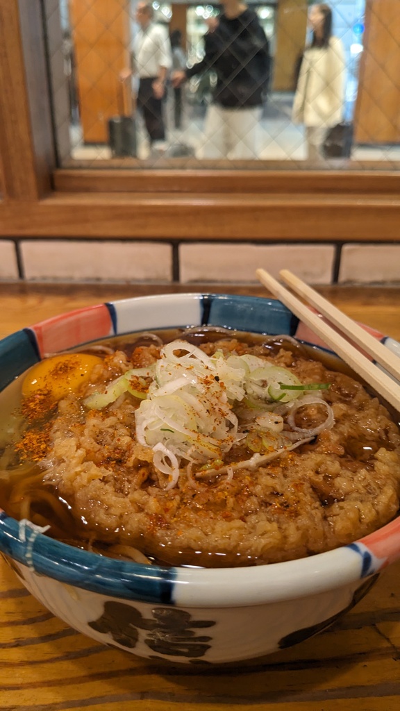 駅そば　贅沢に天玉そば頂きました。