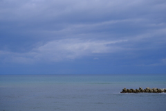 日本海の沖側。リゾートっぽい色味　間瀬海水浴場