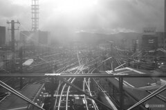 長野駅窓から西日と線路