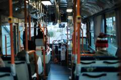 年末の路線バス車内
