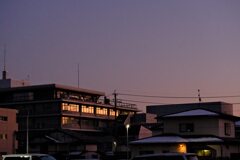 窓ガラスに写る夕空