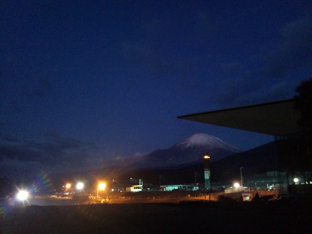 富士スピードウェイの早朝。富士山うっすら。2012/1