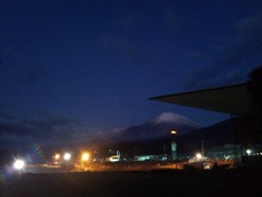 富士スピードウェイの早朝。富士山うっすら。2012/1