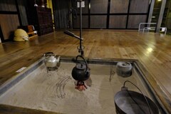 奥に囲炉裏がありました。