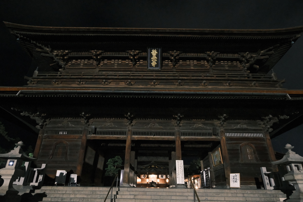 夜の善光寺山門表