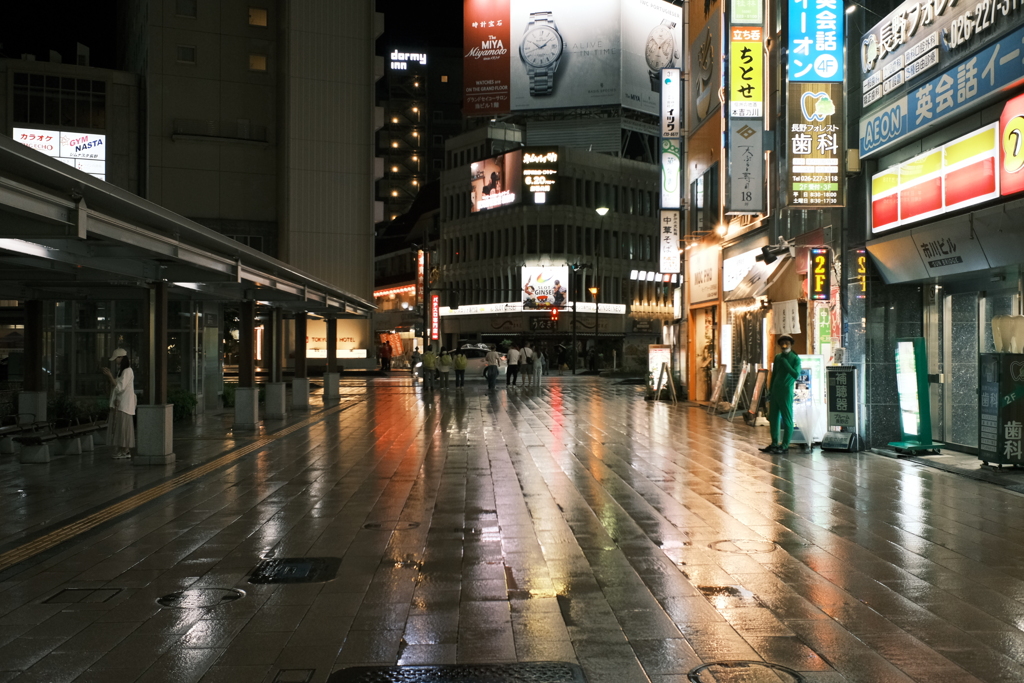 雨降り夜の長野駅の前