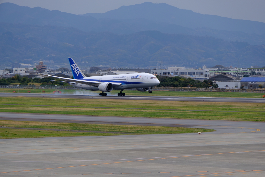 松山空港で飛行機到着