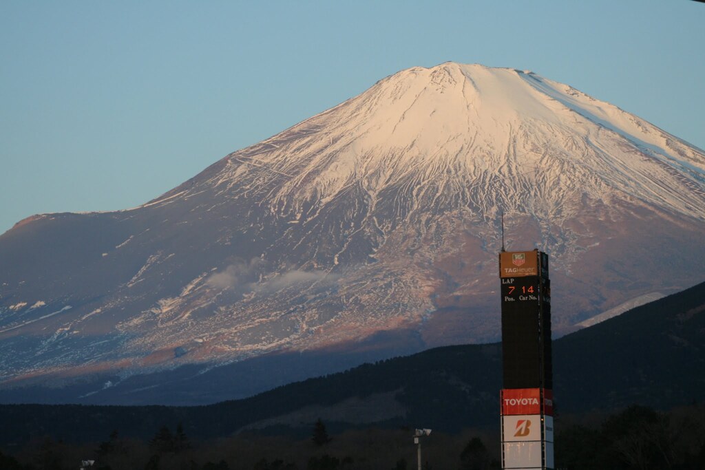 富士スピードウェイから見た朝の富士山　2012年初
