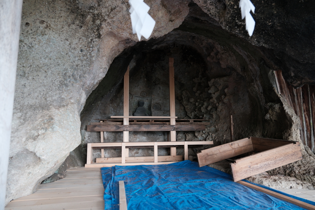 ブランド薬師堂の中の岩の中に薬師如来と思ったら神社なので、少彦名神坐像様らしい