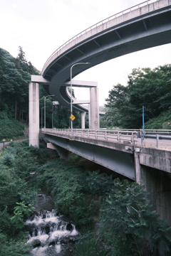 浅川ループ橋　地盤が緩くて山沿いに道が作れずループで登る道が作られたと聞いた。