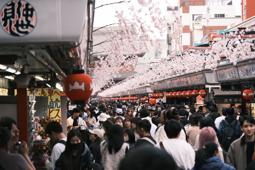 浅草寺仲見世の賑わい