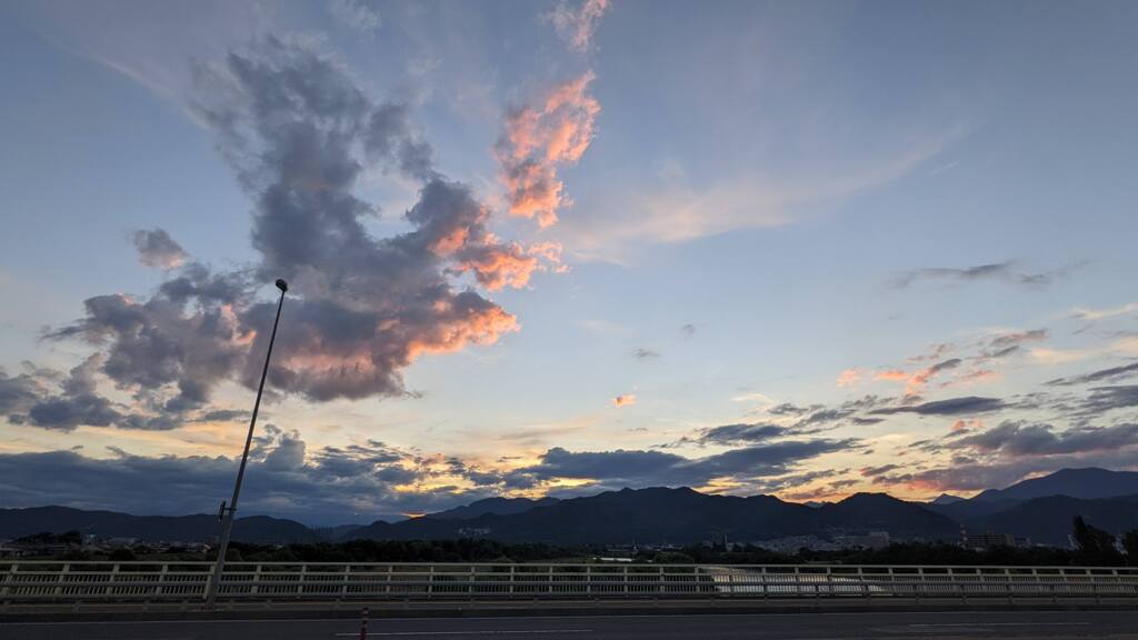 長野大橋から犀川と雲空