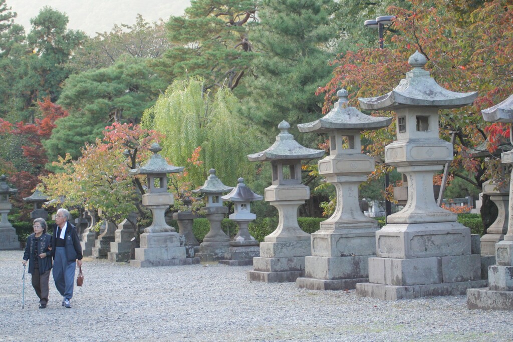 善光寺裏の石塔　2007/10