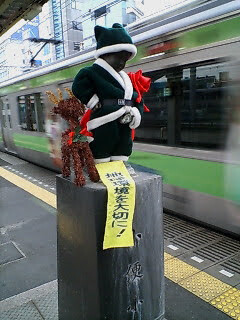 浜松町のサンタさんスタイルのしょんべん小僧　2006/12