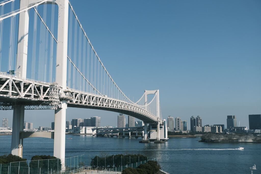 ゆりかもめの車窓からレインボーブリッジ