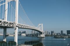 ゆりかもめの車窓からレインボーブリッジ