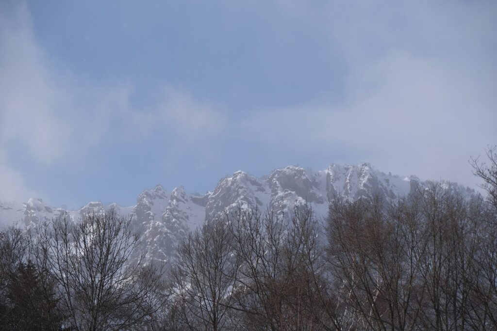 奥社駐車場からみた戸隠山