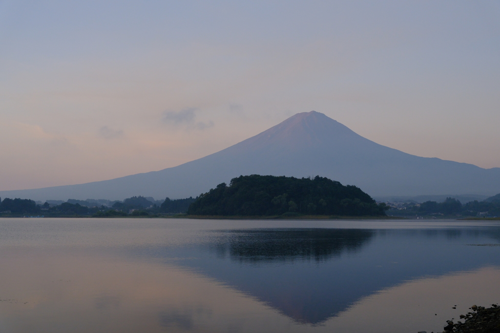 河口湖に映る朝の富士山