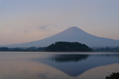 河口湖に映る朝の富士山