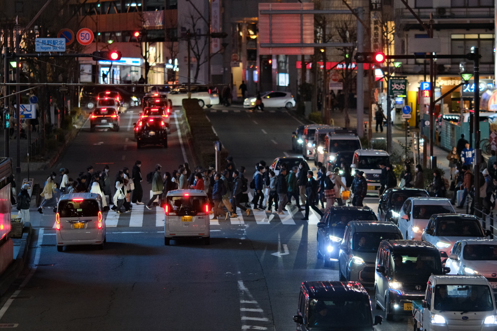 長野駅前　人と車の川