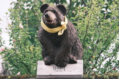小諸駅前庭園にいた木彫りクマさん