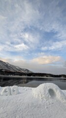 青木湖 湖畔のカフェの窓から湖を望む