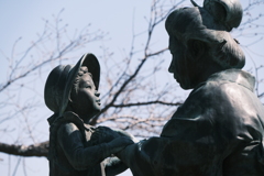 赤い靴の話の像