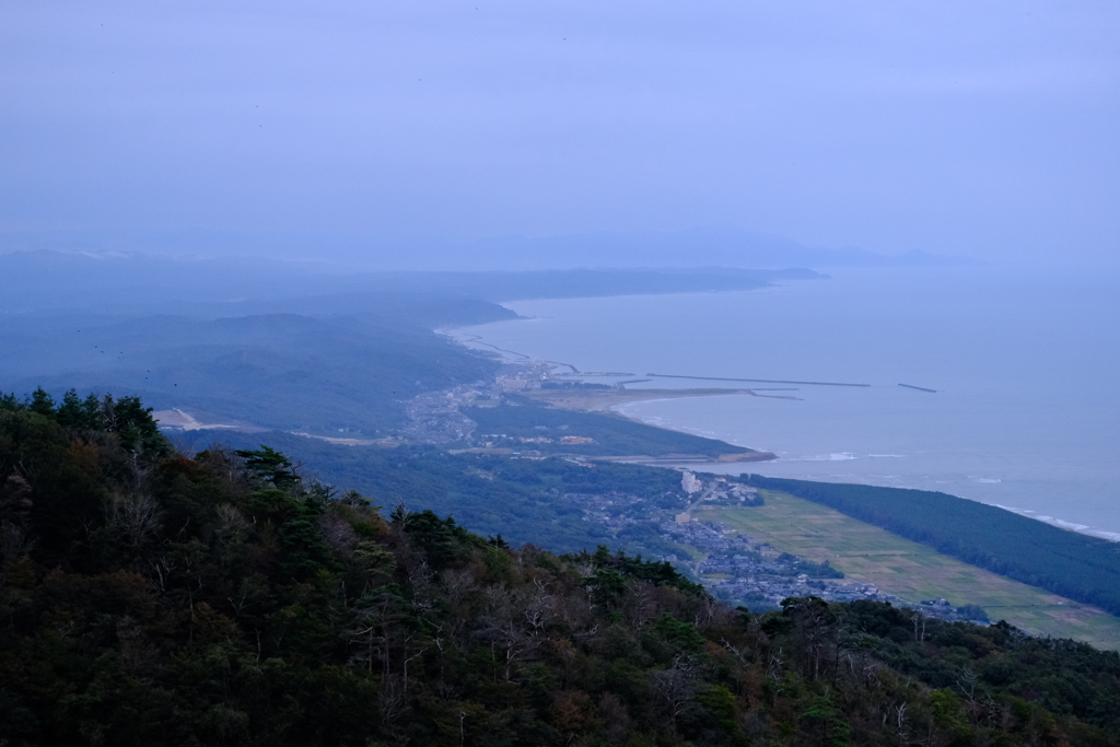 弥彦山からの日本海沿岸景色
