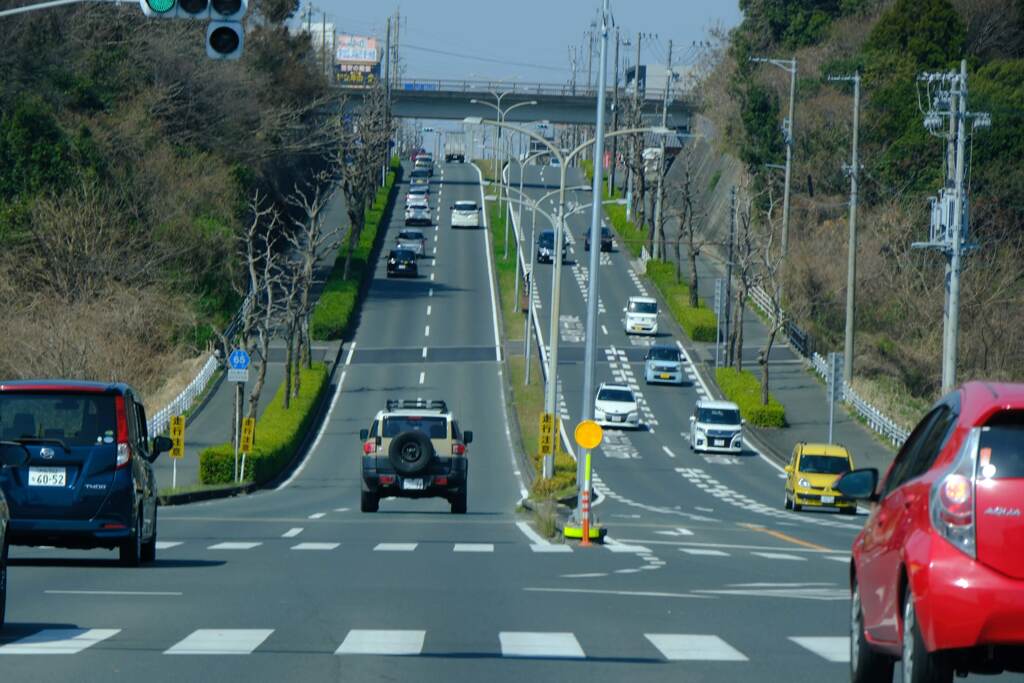 望遠側で道路を撮るのは面白いなぁ